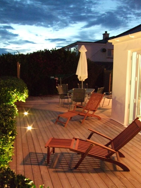 Coast Cottage - enjoy the deck at night